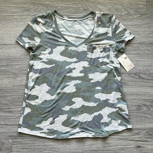 SO Favorite VNeck Pocket Tee Camo Size XS